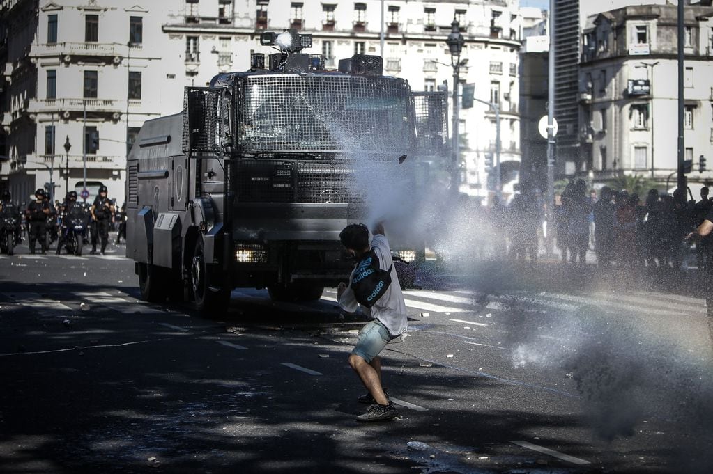 Represión policial en el velatorio público de Diego Maradona. (Foto: EFE)