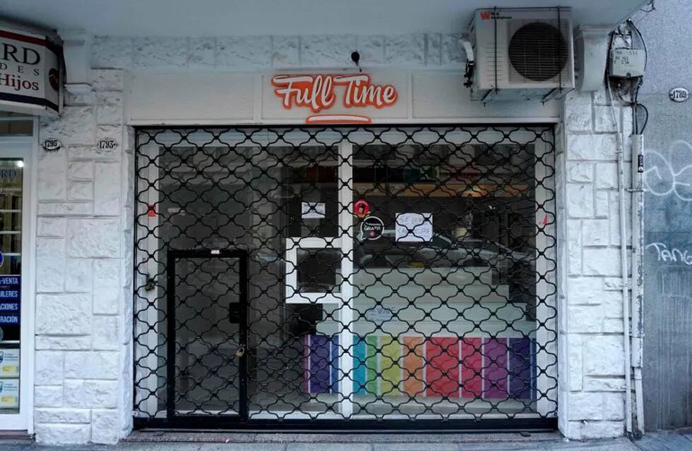 View of the facade of a closed store at Palermo neighborhood in Buenos Aires, Argentina, on August 29, 2018. - Retail sales in Argentina fell 8% in August 2018, compared to the same month in 2017. The country lives a strained social climate due to inflation, which could reach 40% this year and austerity measures launched by the government. (Photo by EITAN ABRAMOVICH / AFP) buenos aires  locales negocios cerrados por la caida en las ventas cierre de comercios en la ciudad crisis economica y politica en el pais