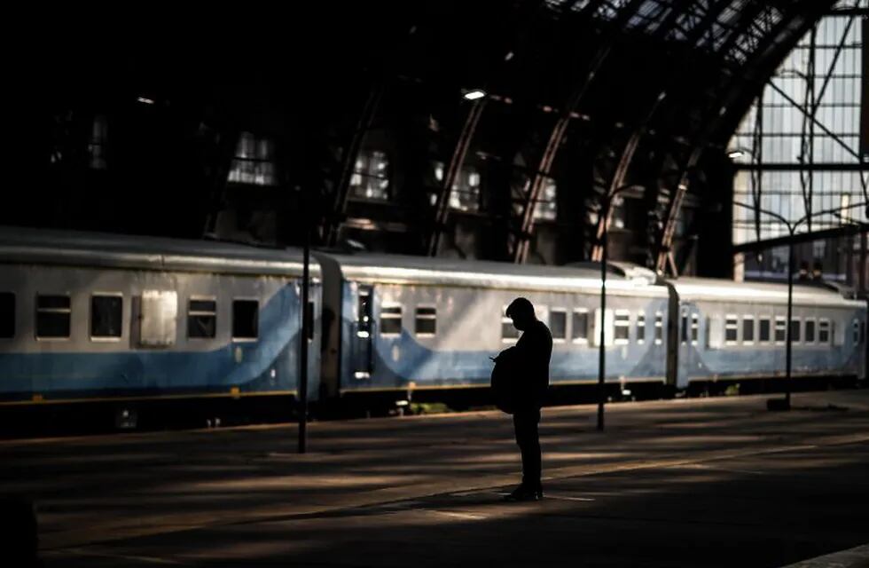 Una persona espera el tren en la Estación ferroviaria de Retiro. (EFE)