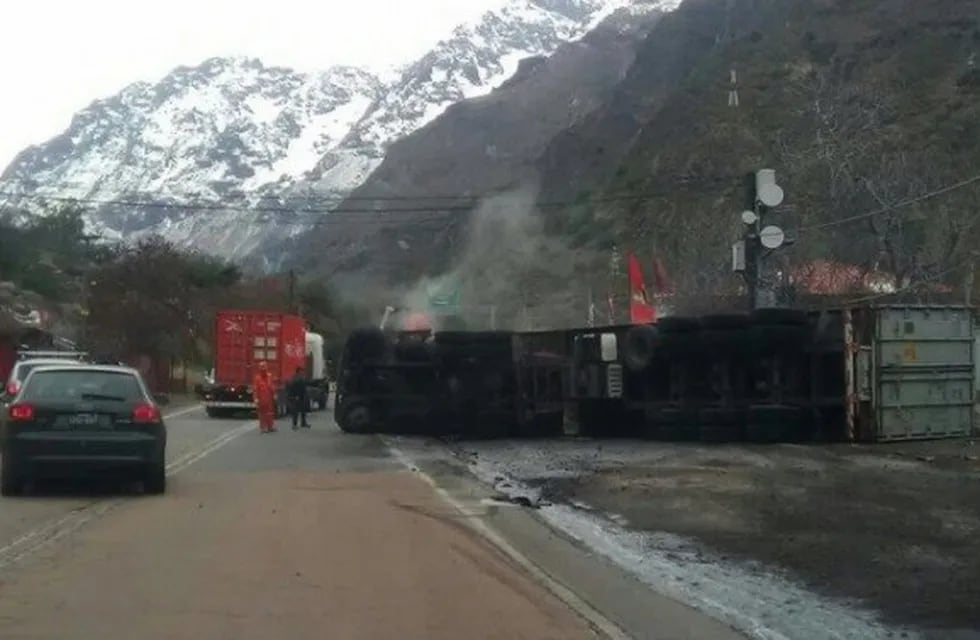 El vuelco de un auto y el de un camión causaron demoras en el paso hacia Chile.