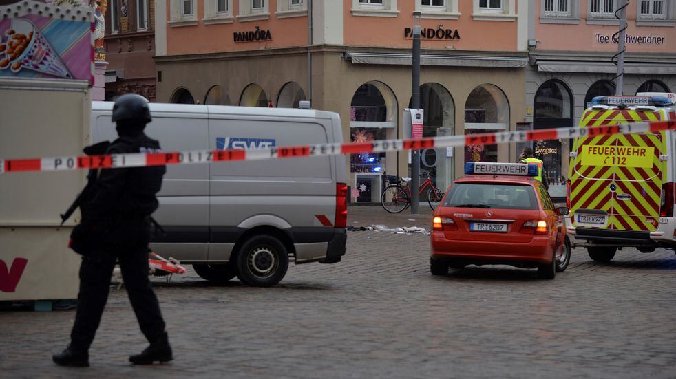 Al menos dos muertos al ser arrollados por un auto en Trier, Alemania.