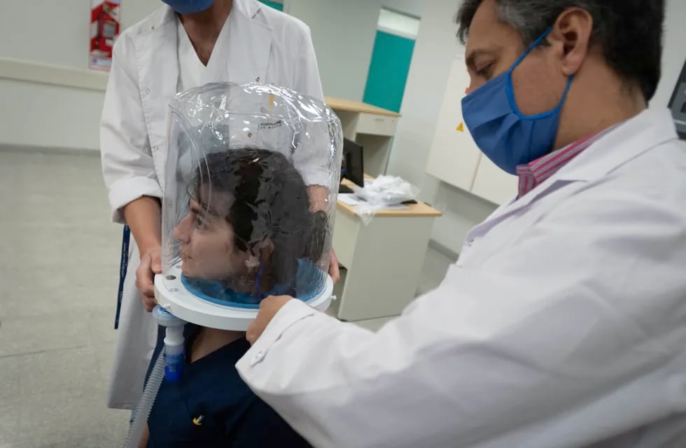 Capacitan a personal médico para utilizar los cascos o escafandras con oxígeno para tratar a pacientes con Covid-19.