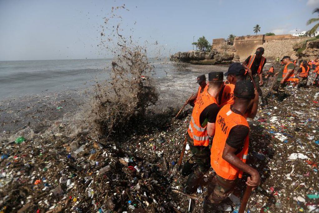 Los soldados remueven el plástico luego de la tormenta Beryl (Web)