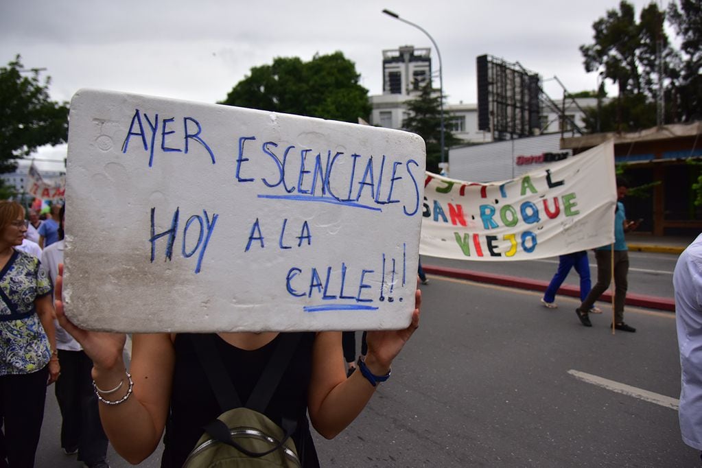 La Unión de los Trabajadores de la Salud (UTS) y personal agremiado al ATE marchan en contra de los ajustes del gobierno provincial. (Ramiro Pereyra / La Voz)