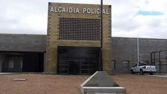 Pico Truncado: investigan la supuesta relación entre un preso y una guardiacárcel