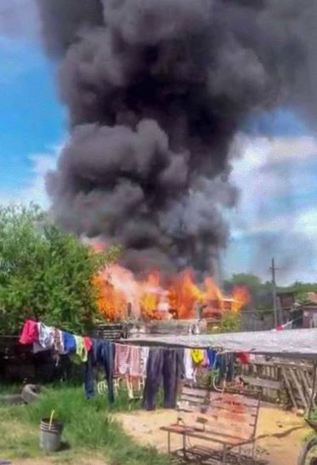 Un vecino rescató a tres hermanitos del incendio total de su casa en Corrientes. (Foto: Twitter)