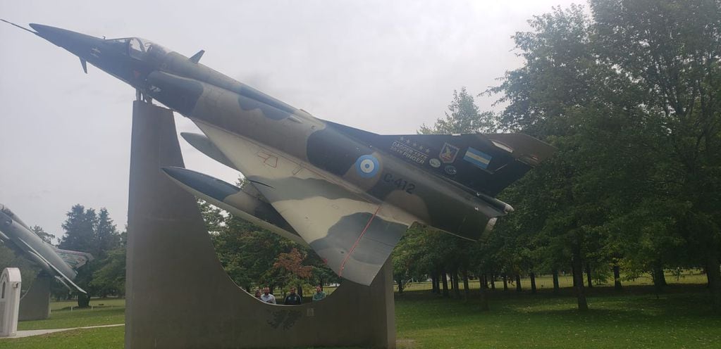  Aeronave Mirage 5 Dagger, en la plazoleta “55 HEROES” en la VI Brigada Aérea – Tandil, en honor a los 55 fallecidos de la Fuerza Aérea Argentina durante el conflicto.
