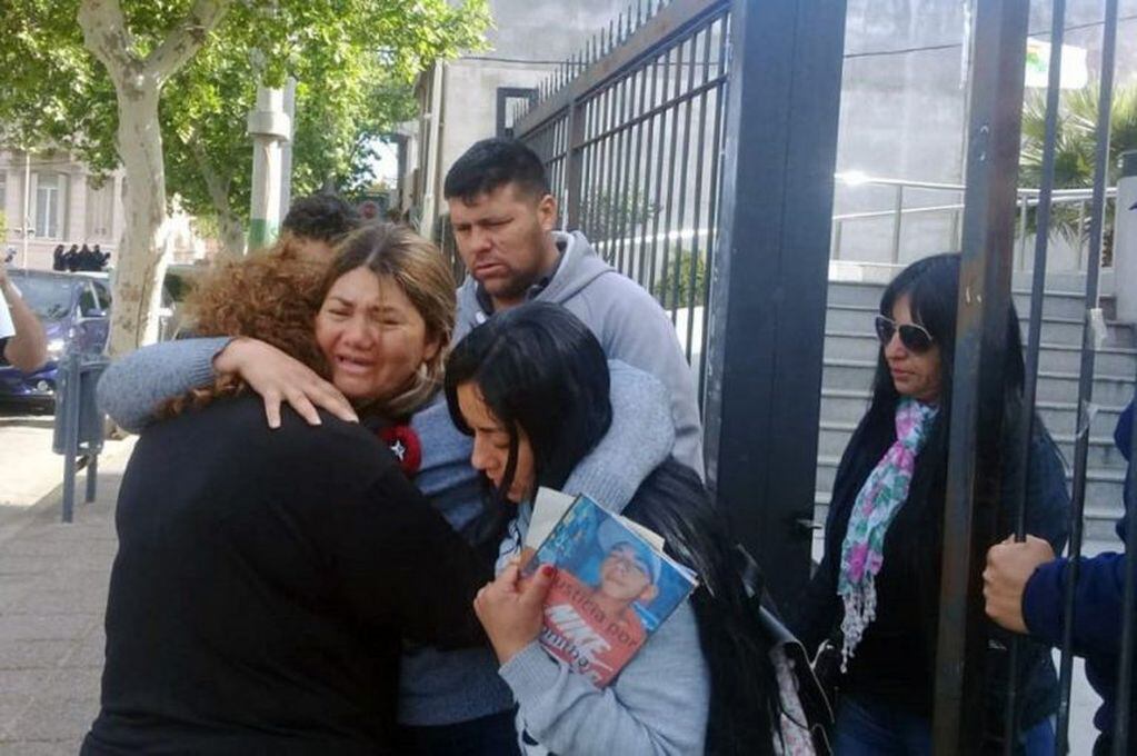 La familia de Jonathan Magallanes se manfiestó el lunes frente al Poder Judicial.