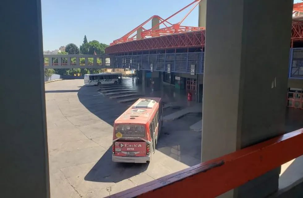 Terminal de ómnibus de Córdoba vacía por la cuarentena.