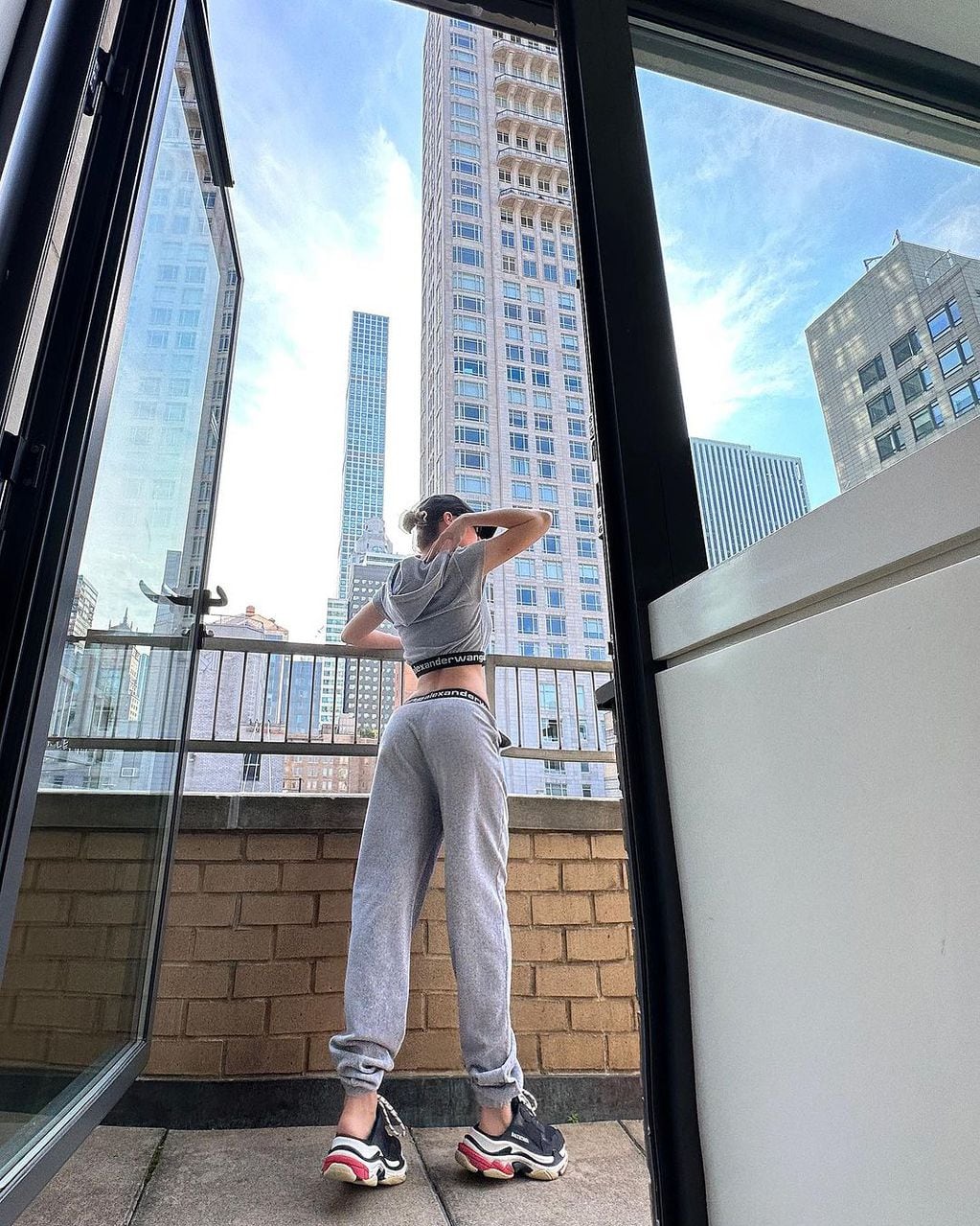 Belinda encendió Instagram desde Nueva York con un conjunto deportivo
