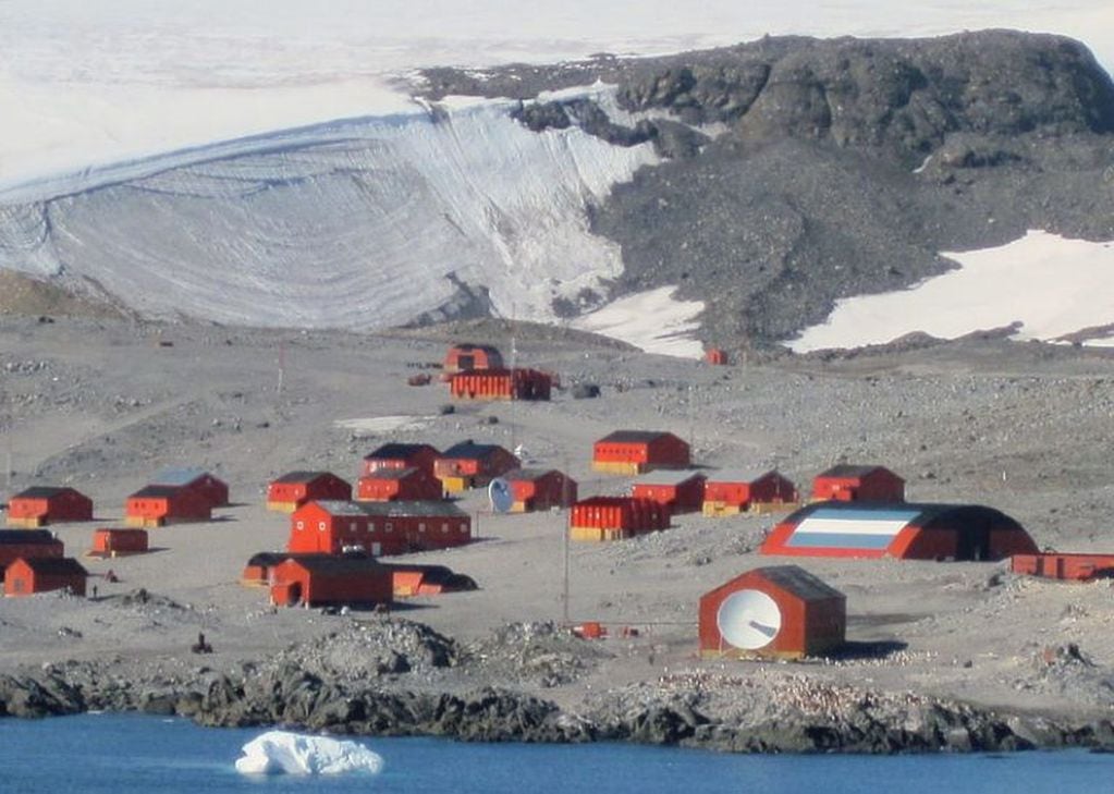 Base Antártica  Argentina "Esperanza", norte de la Península. La asusencia de nieve confirma el retroceso de la misma, por  el calentamiento.