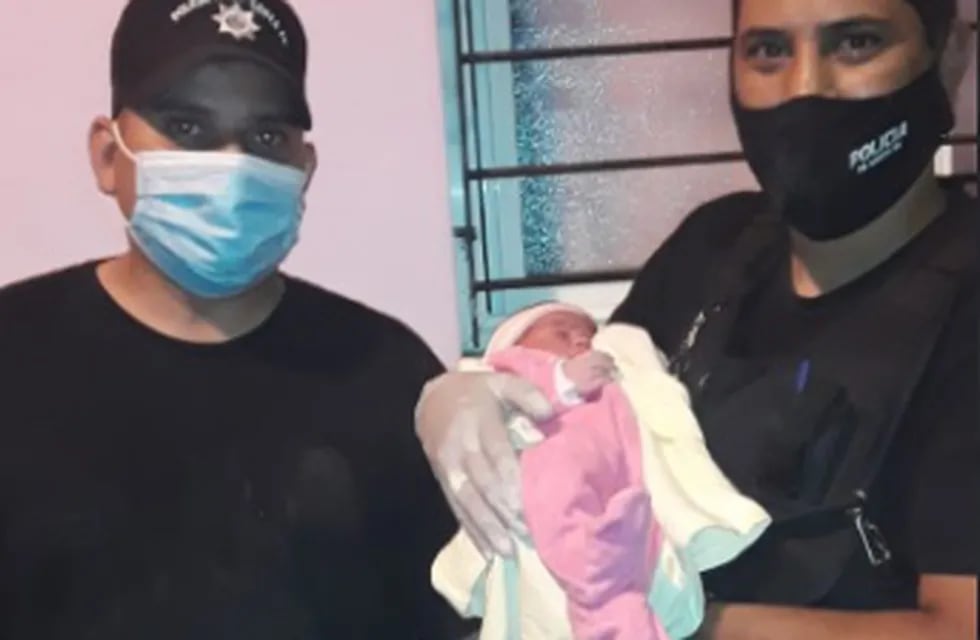 Un bebé rosarino nació en un patrullero policial