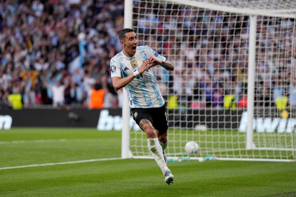 Ángel Di María y su clásico corazón para el festejo del 2-0 de Argentina ante Italia. (AP)