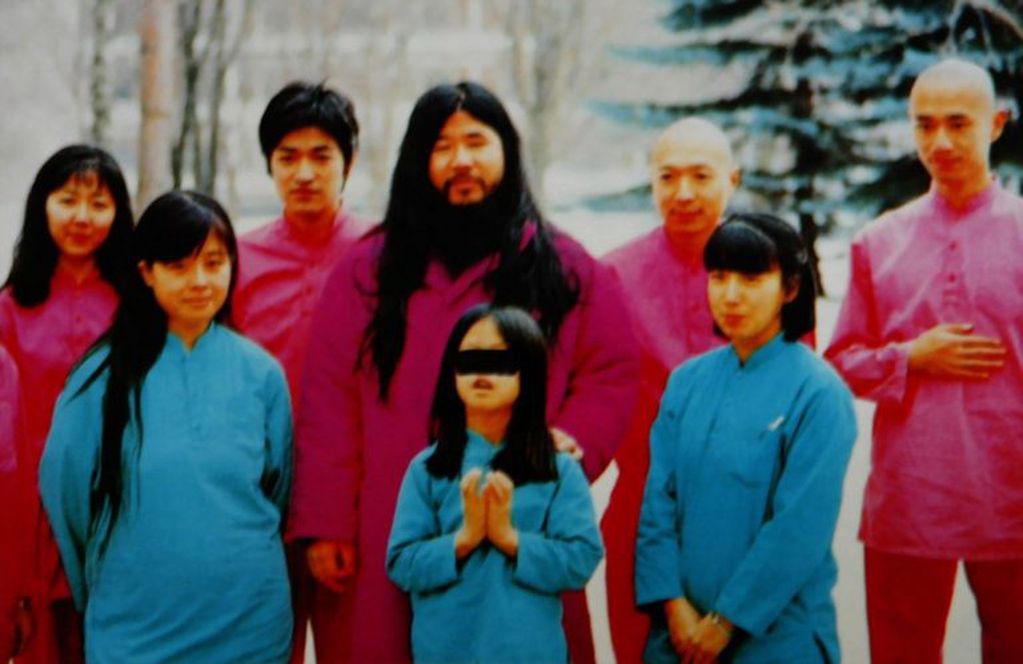 Shoko Asaharaan, junto a su mujer, su hija y varios de sus discípulos. (Web)