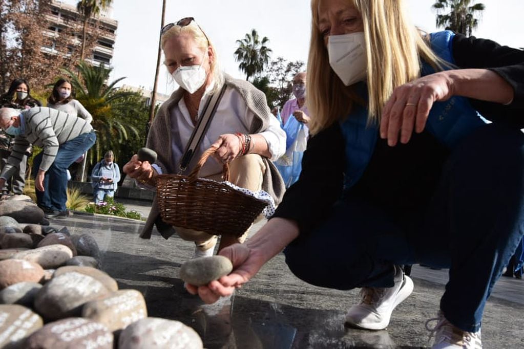 Un grupo de mendocinos se congregó en la Plaza de Mayo y llevó piedras con los nombres de los fallecidos por la pandemia.