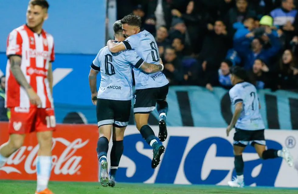 Alejandro Rébola y Pablo Vegetti se juntaron para el gol del triunfo de Belgrano.