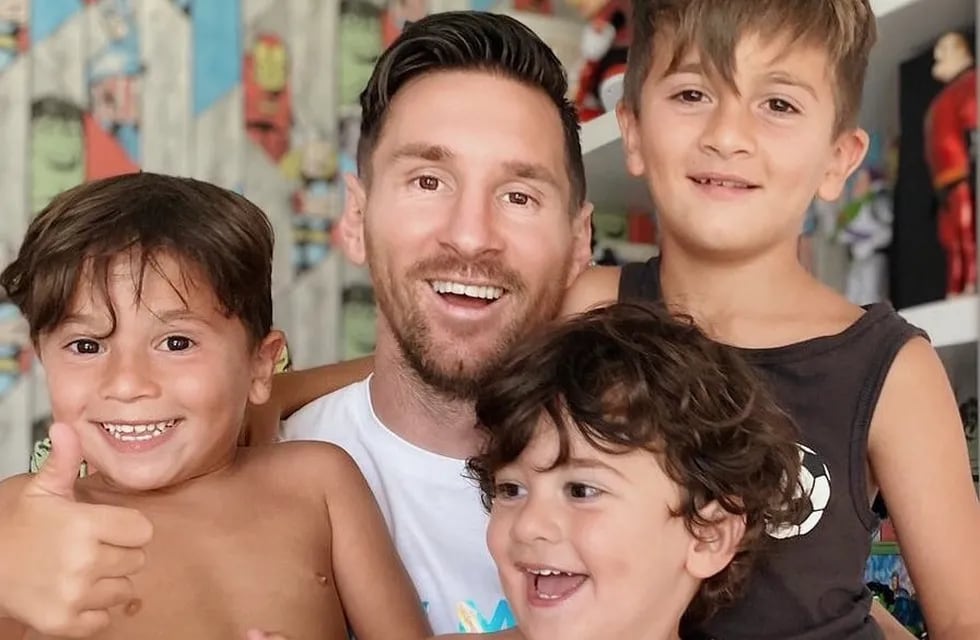 Lionel Messi se sacó una foto junto a sus hijos Mateo (derecha), Ciro (abajo) y Mateo.
