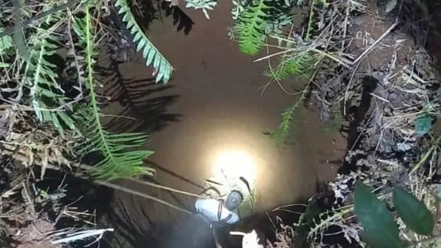Campo Ramón: rescataron a un perro que cayó a un pozo de diez metros de profundidad