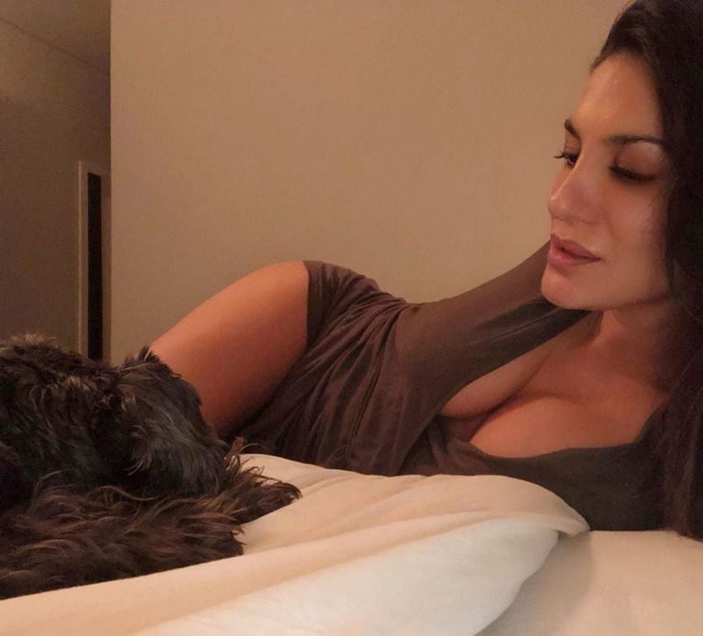 Silvina Escudero y un super escote desde la cama (Foto: Instagram)