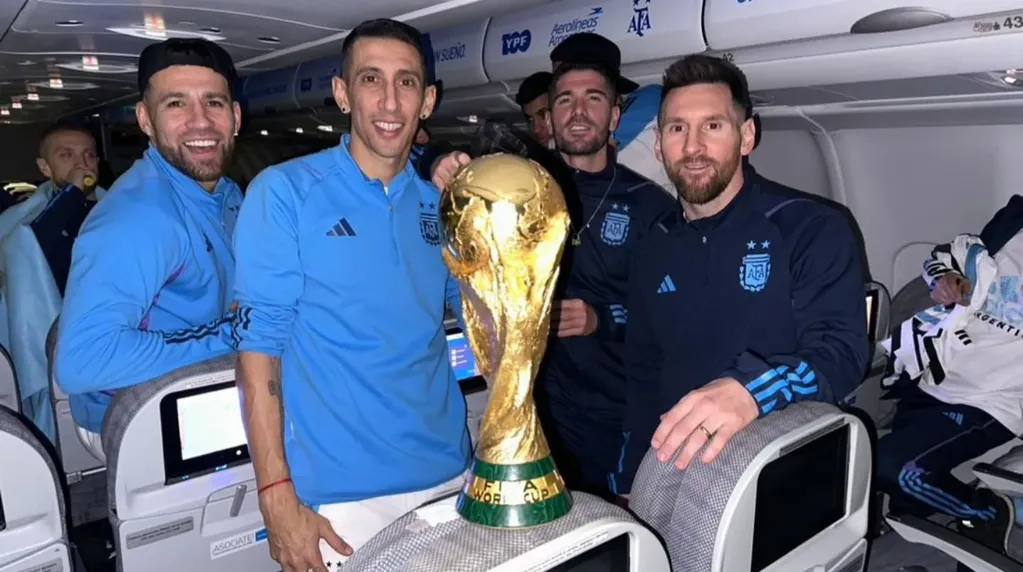 Lionel Messi y la foto con los campeones del mundo.