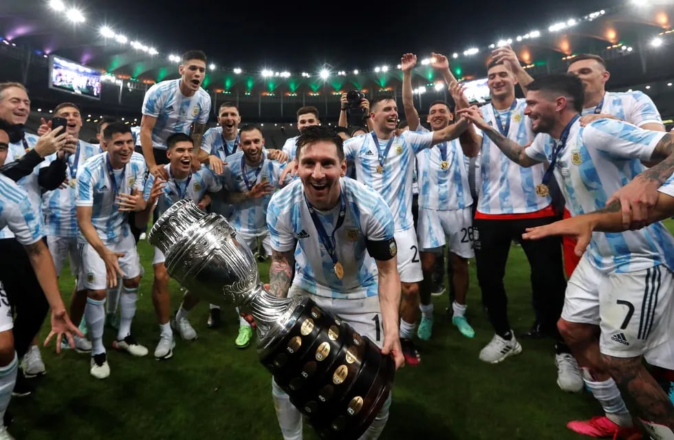 La vuelta olímpica de la Selección Argentina en el Maracaná.