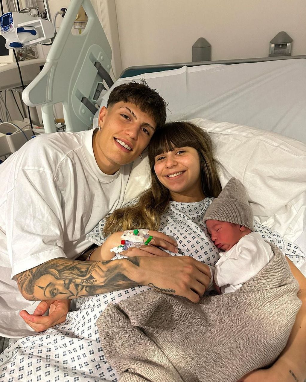 Alejandro Garnacho y Eva García tras el nacimiento de su hijo. (Instagram Eva García)