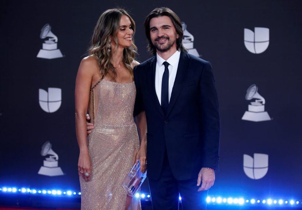 Juanes junto a su esposa Karen Martínez. (Foto: REUTERS)