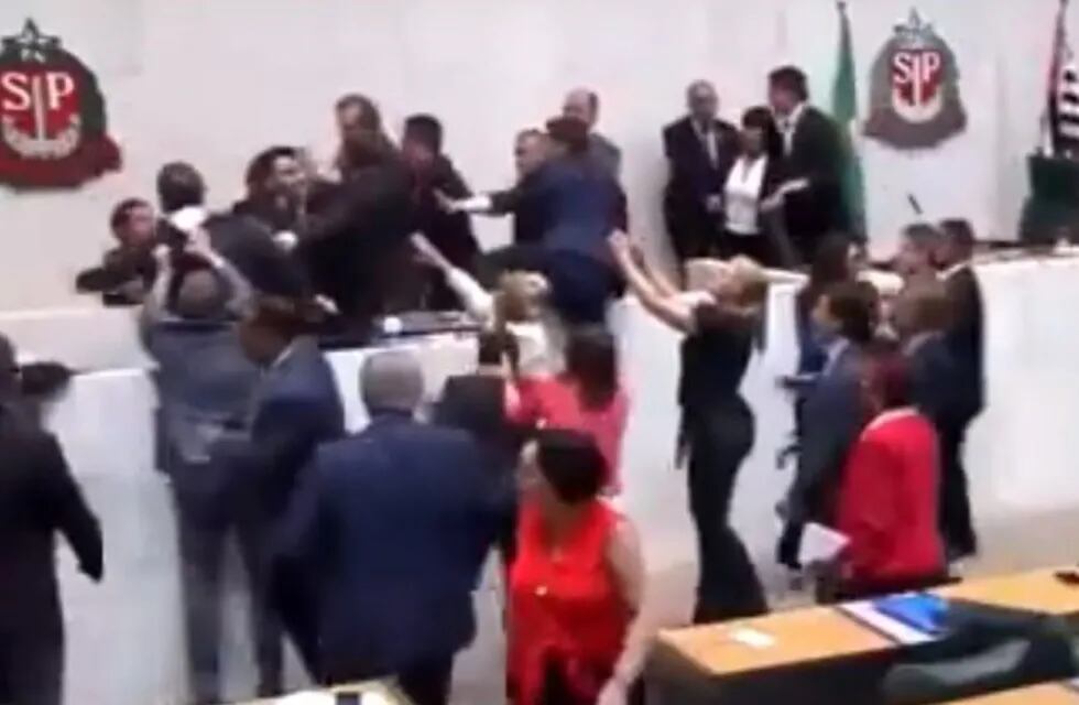 Gritos, empujones y golpes en la Asamblea Legislativa de San Pablo. (Captura)