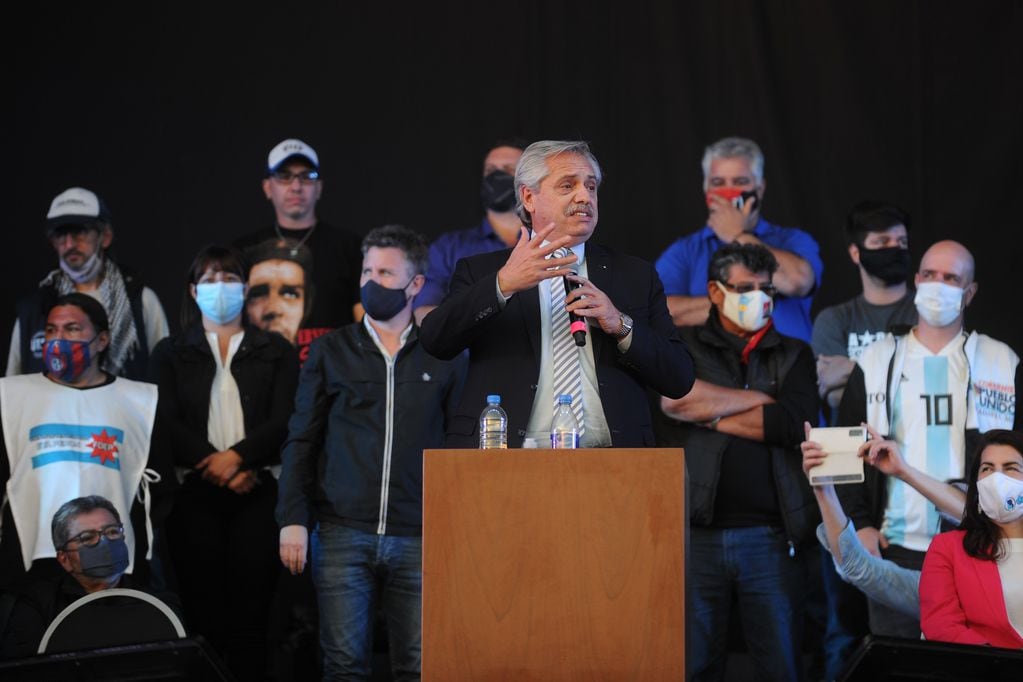 El presidente Alberto Fernández participa de un acto en Nueva Chicago (Foto: Clarín)