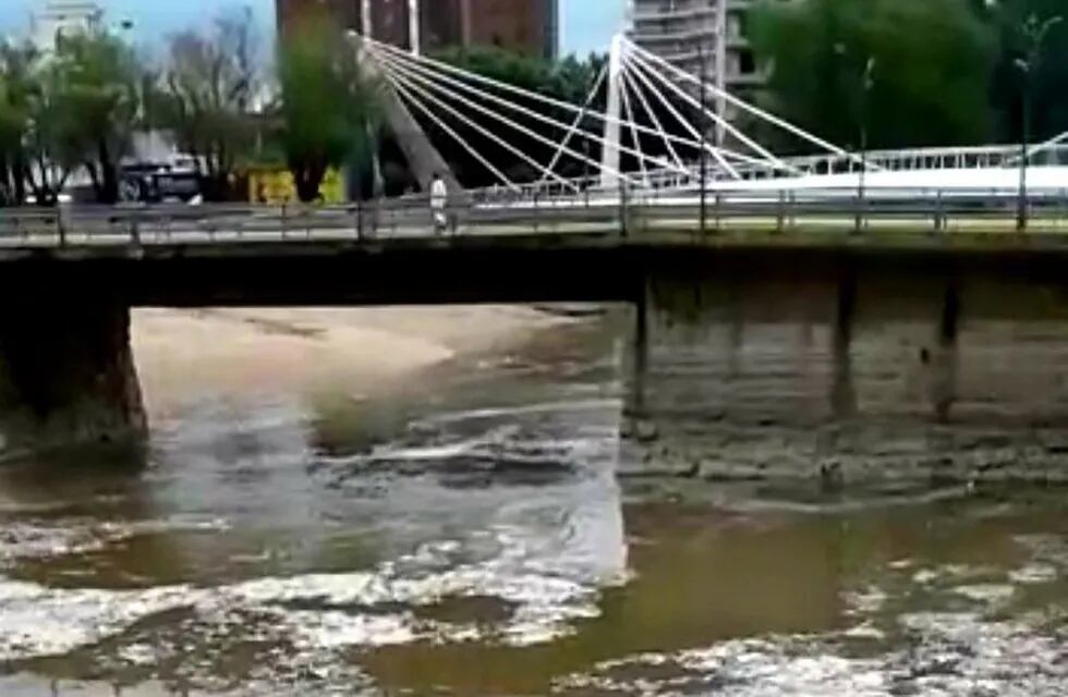 El río San Antonio en pleno centro de Villa Carlos Paz, tras la reciente tormenta. (Foto: captura / video).