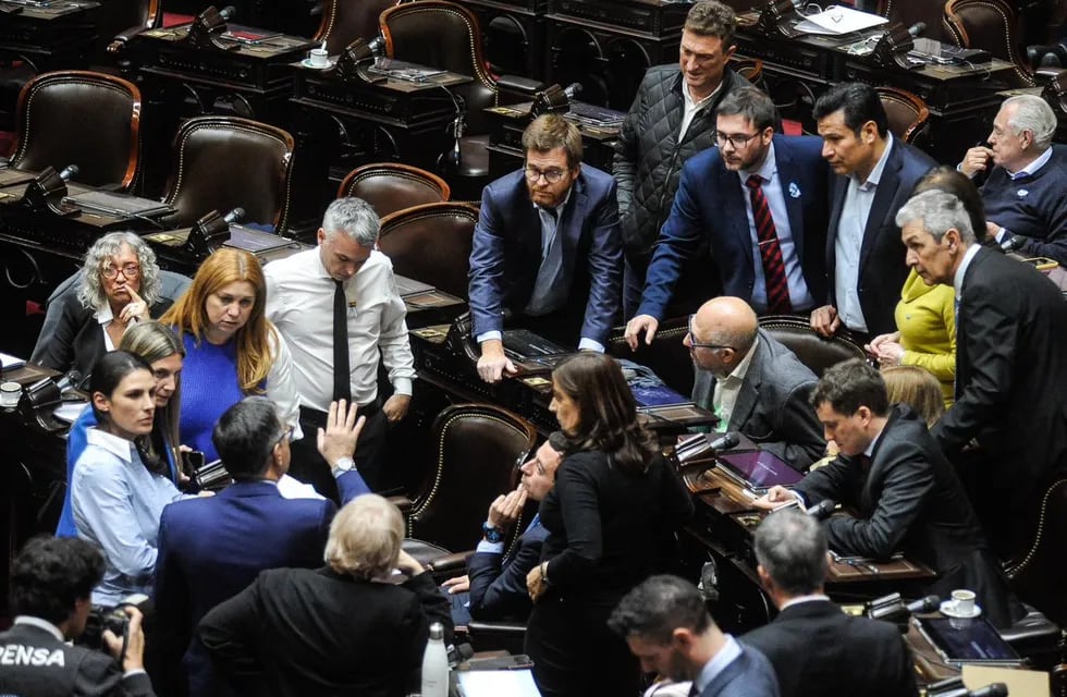 Diputados de distintos bloques negociaron en plena sesión (Foto: Federico López Claro)