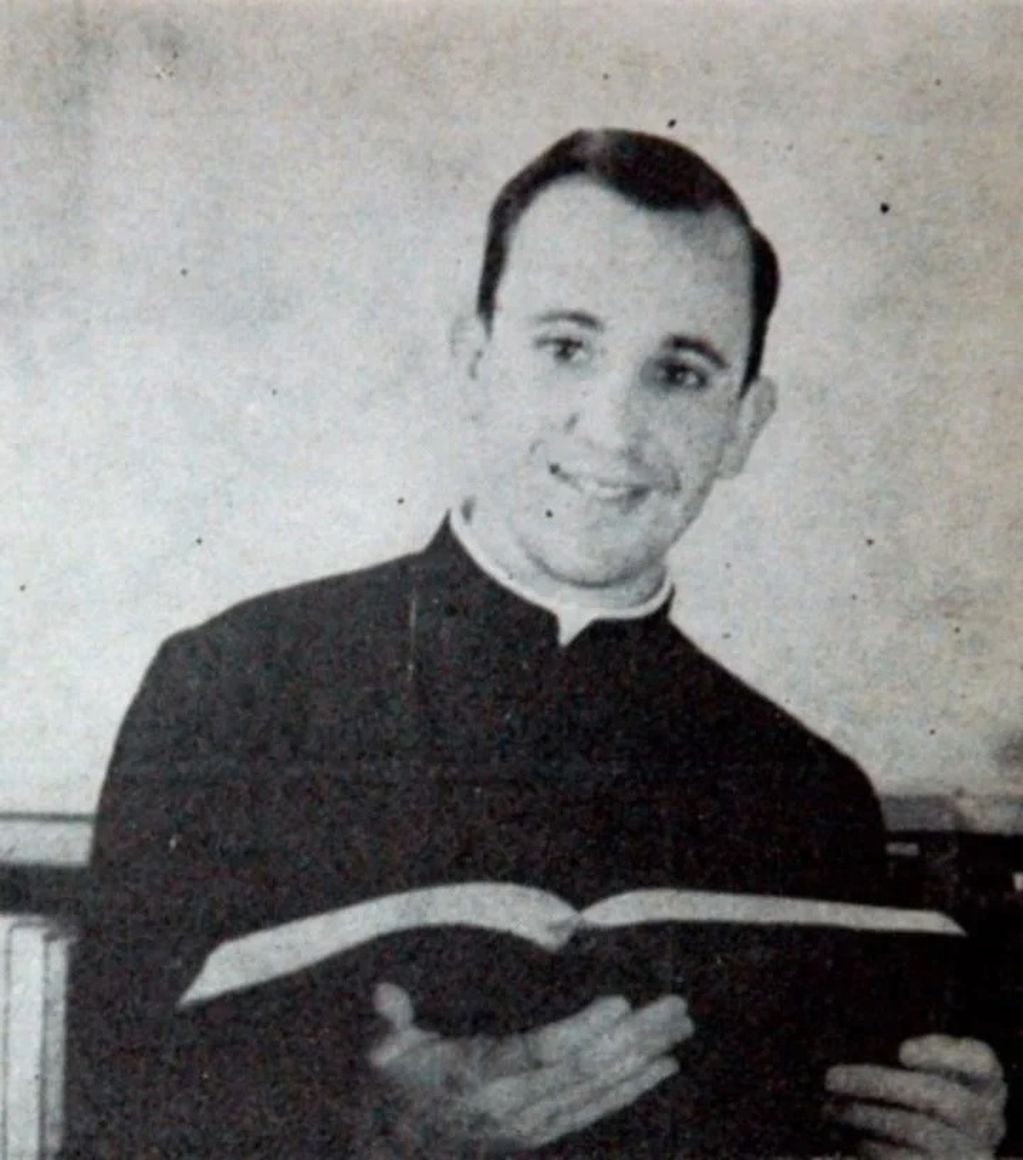 Jorge Bergoglio, maestro de Literatura en el Colegio de la Inmaculada Concepción, de Santa Fe. Fue docente allí en 1964 y 1965