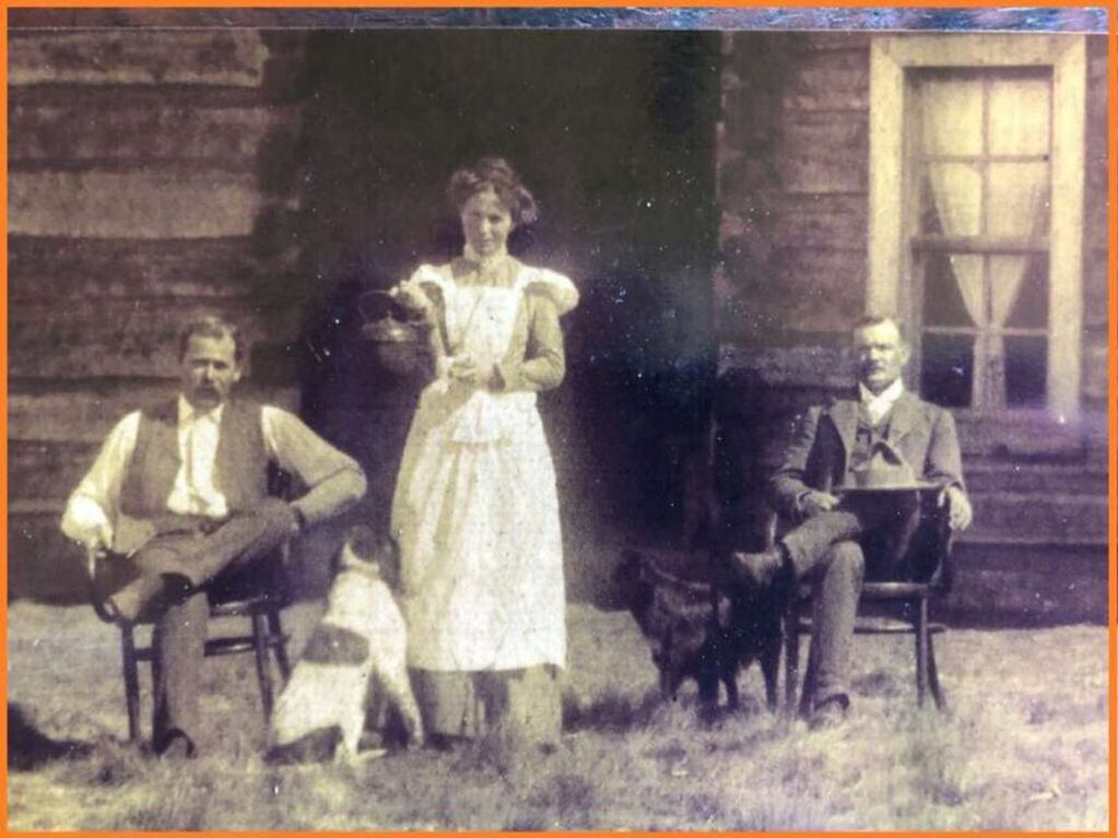 La foto de The Sundance Kid, Etta Place y Butch Cassidy (respectivamente) en la famosa cabaña de Chubut que los delató.