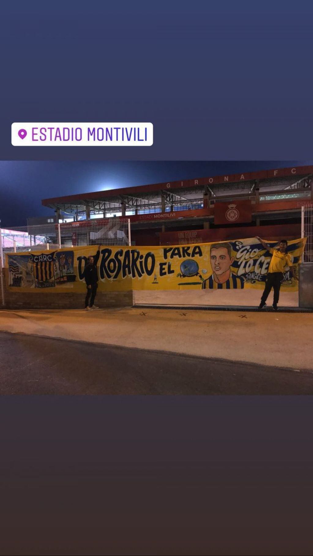 Keijiro Aso posó junto a una bandera de Central antes del partido entre Betis y Girona. (@keijiro_rc)