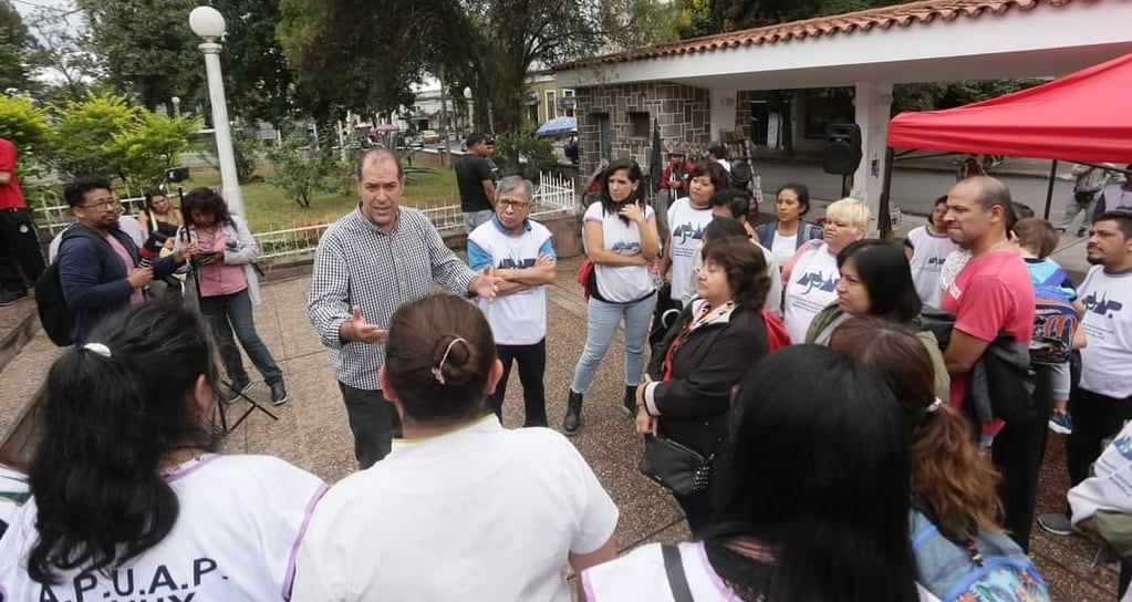 El encuentro de la dirigencia de los sindicatos de profesionales, en el acceso principal del hospital "Pablo Soria" de San Salvador de Jujuy.