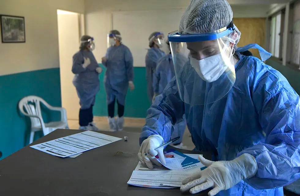 Trabajdores de la salud en un centro de testeo de coronavirus. (Foto Orlando Pelichotti / Los Andes)