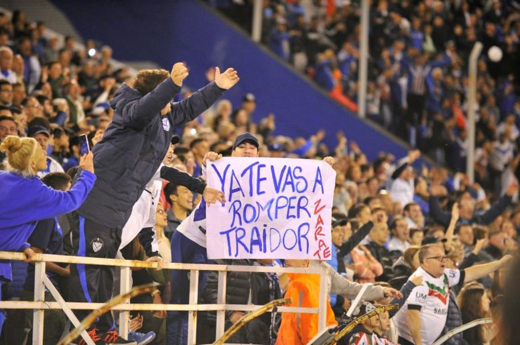Hinchas de Vélez hostigan e insultan a Mauro Zárate, de Boca, en su vuelta al José Amalfitani tras dejar abruptamente el club de Liniers. (Maxi Failla)