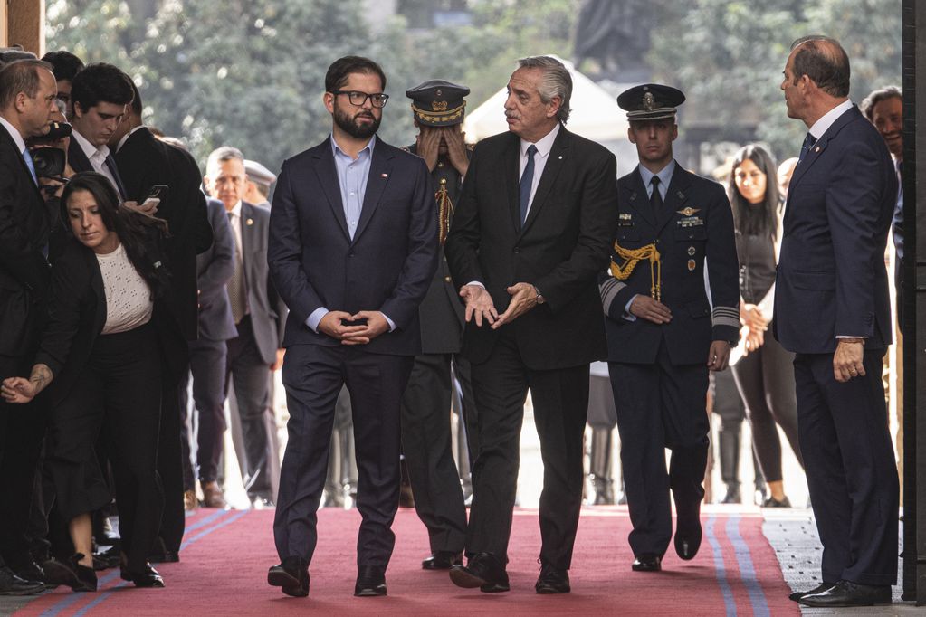 El presidente de Chile, Gabriel Boric, a la izquierda, recibe al presidente de Argentina, Alberto Fernández, en el palacio presidencial de La Moneda, en Santiago, Chile, el miércoles 5 de abril de 2023. Fernández está en visita oficial en Chile por un día. (AP Foto/Esteban Félix)