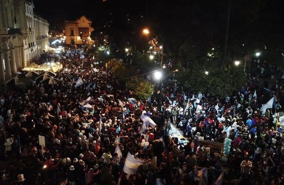 La Plaza 9 de Julio de Salta se colmó de gente que fue a festejar el triunfo de la Selección Argentina en la Copa América