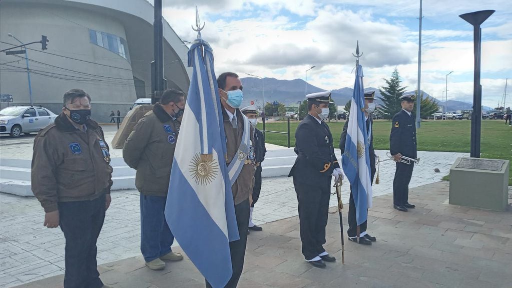 Banderas de Ceremonia del Centro de Excombatientes de Malvinas en Ushuaia y del Área Naval Austral.