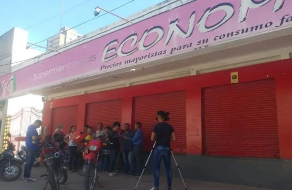 El supermercado Ecónomo cerró sus puertas y dejó a 22 familias en la calle.