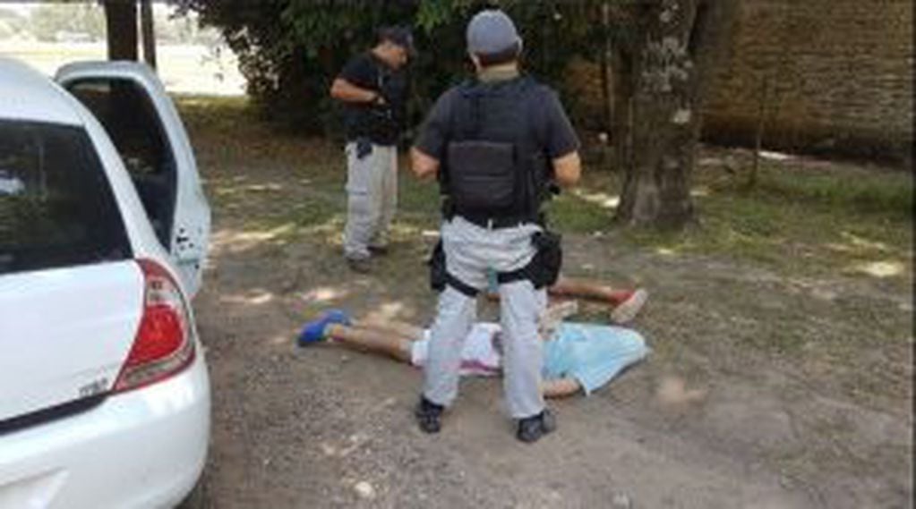 Operativo en Ricardone culminó con personas detenidas y la detección de drogas y un arma de uso militar.