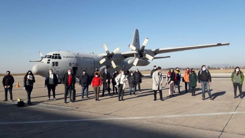 El contingente enviado por el ministro González García, apenas el Hércules C-130 tocó tierra en Jujuy.