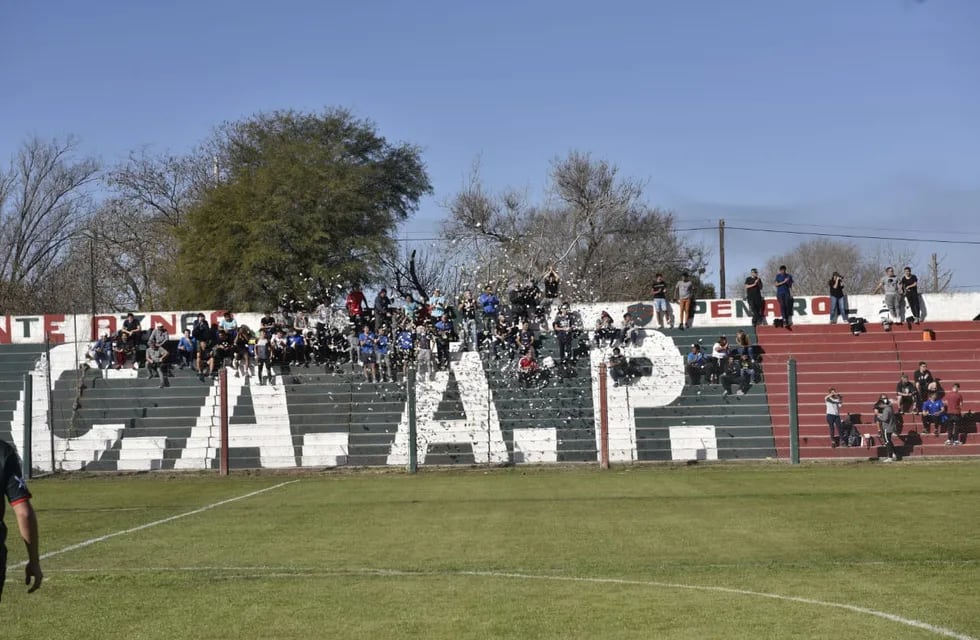 Volvió el fútbol de los barrios, y con público. Como en El Trampero, con el Peñarol puntero (Facundo Luque / La Voz).