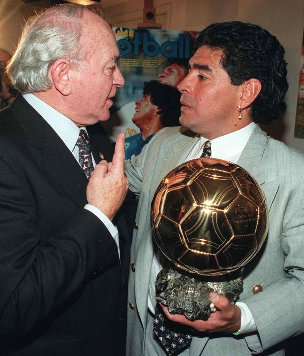 Alfredo di Stefano y Diego Maradona. (AP)