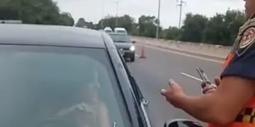 La conductora mantuvo un fuerte cruce con policías de la Caminera. (Captura de video)
