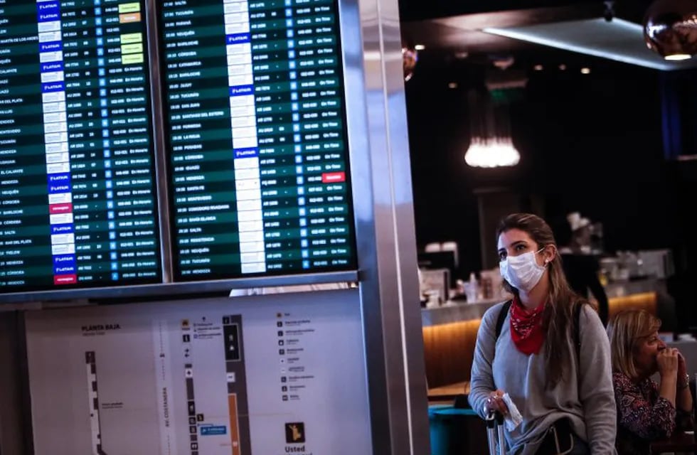 Una mujer observa el estado de los vuelos en el Aeropuerto Jorge Newbery (EFE/ Juan Ignacio Roncoroni)