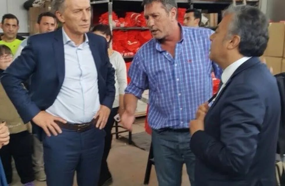 El presidente Mauricio Macri pasó por la fábrica de ecobolsas La Rañatela, en Maipú, territorio peronista.