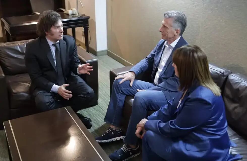 Milei con Macri y Bullrich tras ganar las elecciones.
