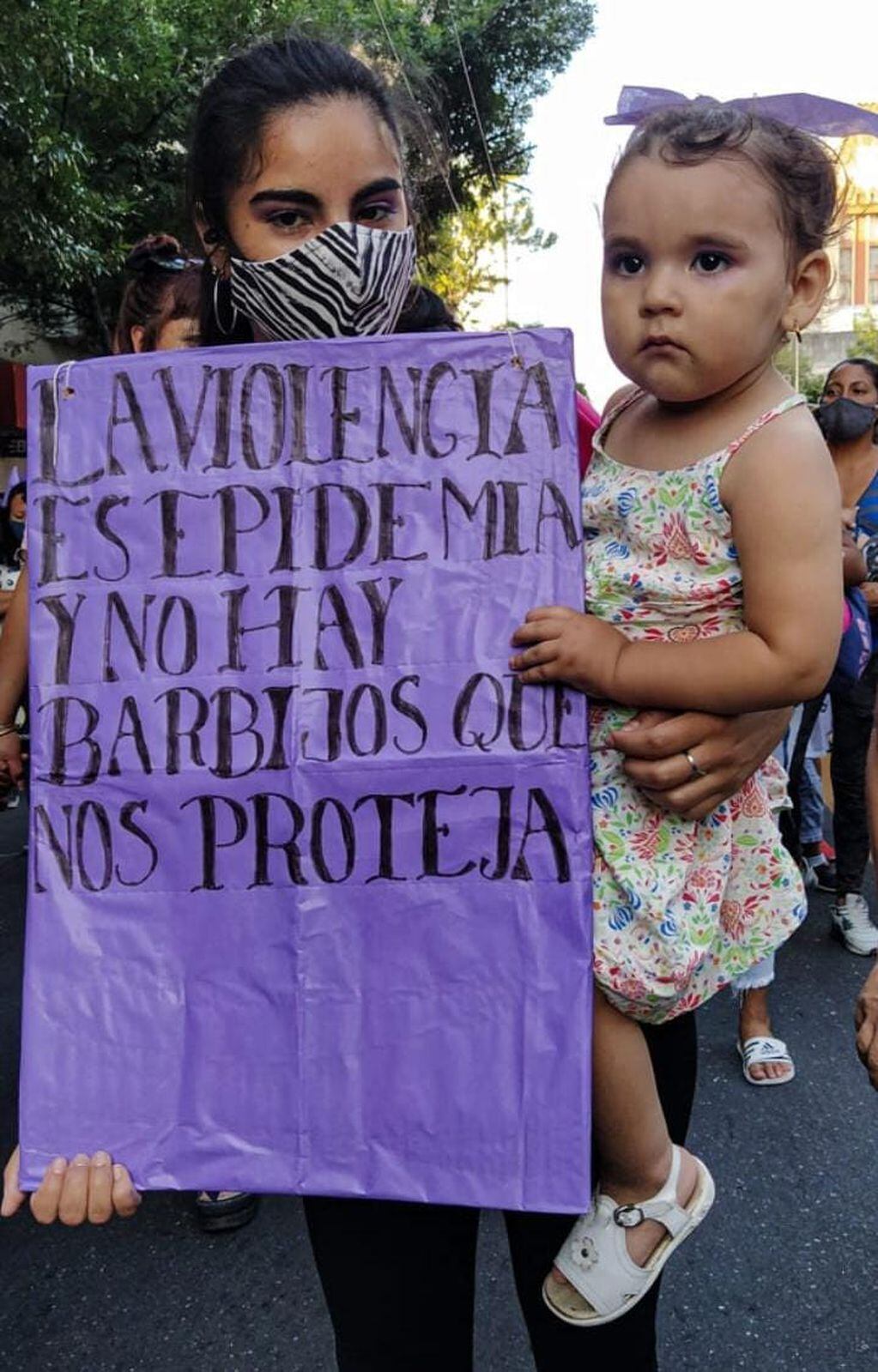 Cientos de personas marcharon en el centro de Córdoba para pedir por la Eliminación de la Violencia contra la Mujer.